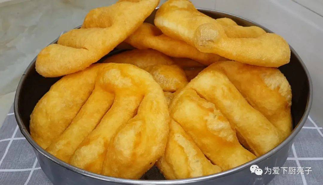 ‘火狐电竞’
家常小油饼的做法 锅里炸一炸 焦脆好吃不油腻 吃过就忘不掉(图2) ‘火狐电竞’
家常小油饼的做法 锅里炸一炸 焦脆好吃不油腻 吃过就忘不掉(图2)