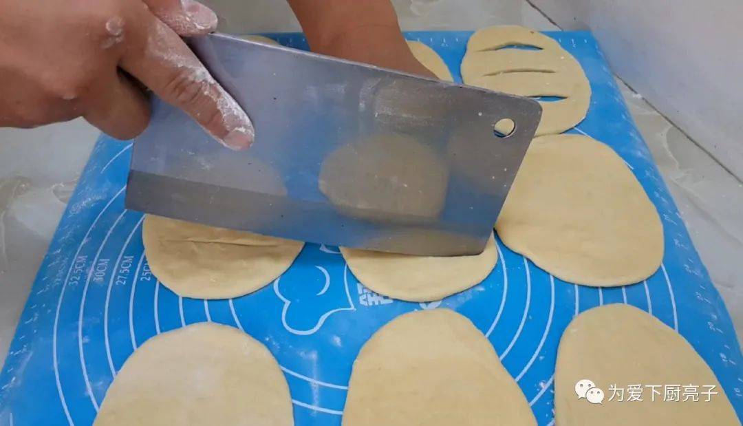 ‘火狐电竞’
家常小油饼的做法 锅里炸一炸 焦脆好吃不油腻 吃过就忘不掉(图14) ‘火狐电竞’
家常小油饼的做法 锅里炸一炸 焦脆好吃不油腻 吃过就忘不掉(图14)