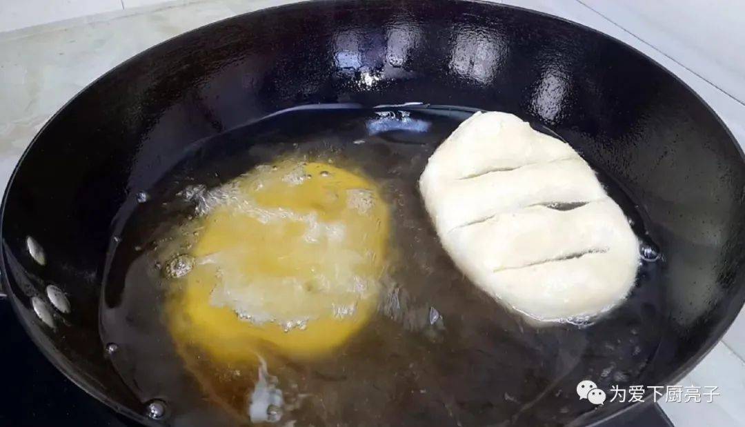 ‘火狐电竞’
家常小油饼的做法 锅里炸一炸 焦脆好吃不油腻 吃过就忘不掉(图15) ‘火狐电竞’
家常小油饼的做法 锅里炸一炸 焦脆好吃不油腻 吃过就忘不掉(图15)