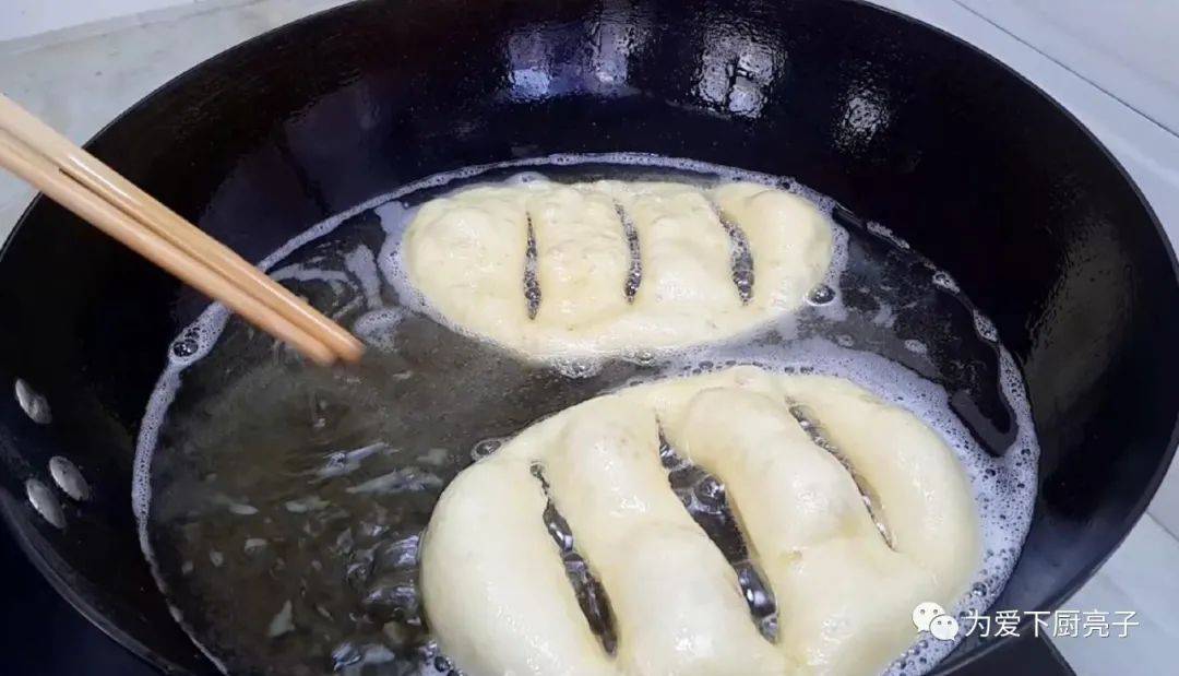 ‘火狐电竞’
家常小油饼的做法 锅里炸一炸 焦脆好吃不油腻 吃过就忘不掉(图16) ‘火狐电竞’
家常小油饼的做法 锅里炸一炸 焦脆好吃不油腻 吃过就忘不掉(图16)