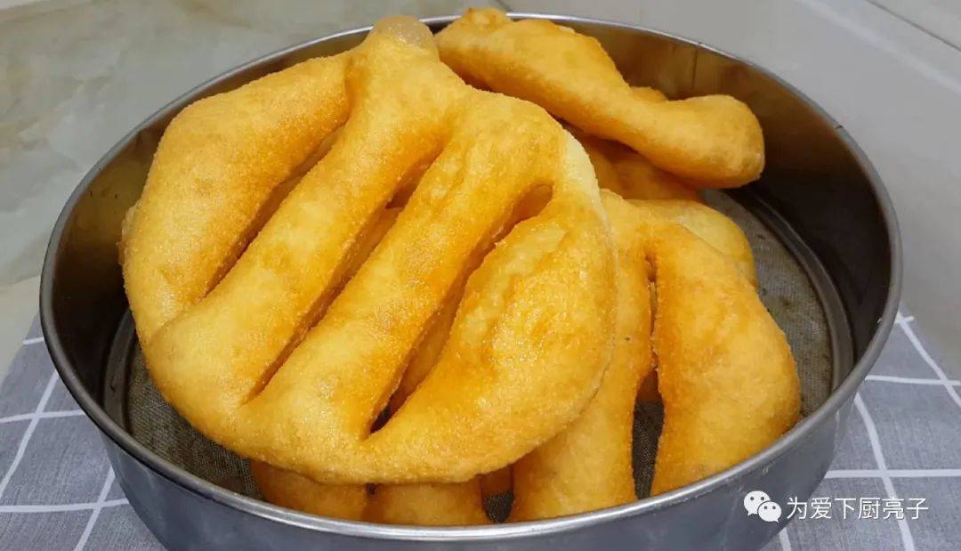 ‘火狐电竞’
家常小油饼的做法 锅里炸一炸 焦脆好吃不油腻 吃过就忘不掉(图19) ‘火狐电竞’
家常小油饼的做法 锅里炸一炸 焦脆好吃不油腻 吃过就忘不掉(图19)